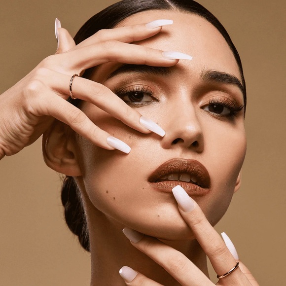 KISS Classy Wedding Nails - Picture 1 of 4